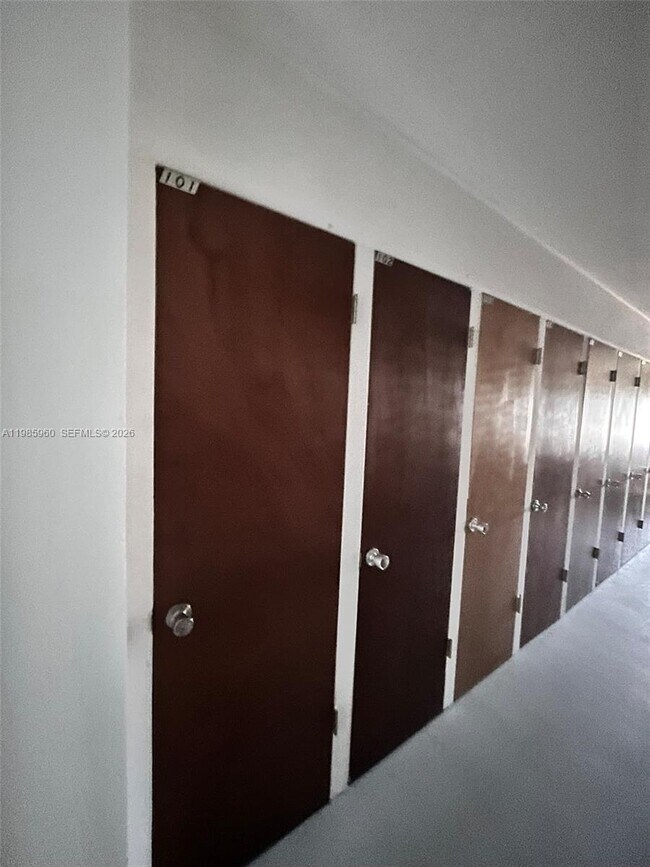 Building Photo - 708 Victoria Dr