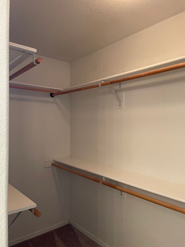 Building Photo - Move in ready, Call for a showing.