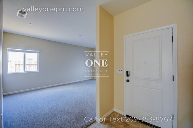 Building Photo - Large Single-Story 4 Bedroom Home in Patterson--has SOLAR!