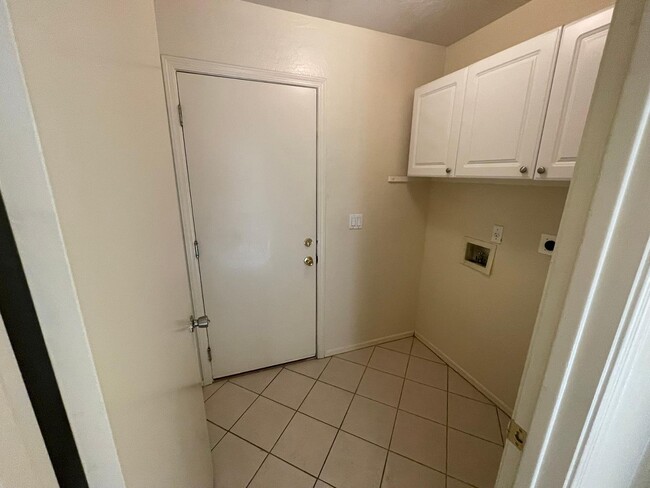 Building Photo - 837 E Glenmere Dr