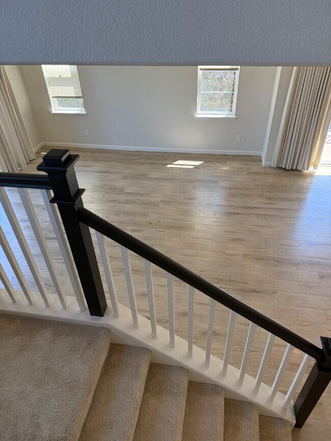 Building Photo - Gorgeous 4 Bed/4 Bath End Unit Condo with ...