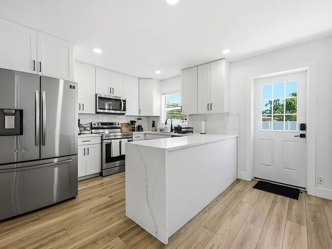 Building Photo - Fully Furnished South Tampa Retreat | Flexible Lease Terms