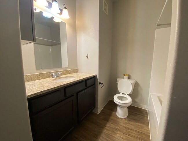 Building Photo - $1,600 | 1 Bedroom, 1 Bathroom Condo | No ...