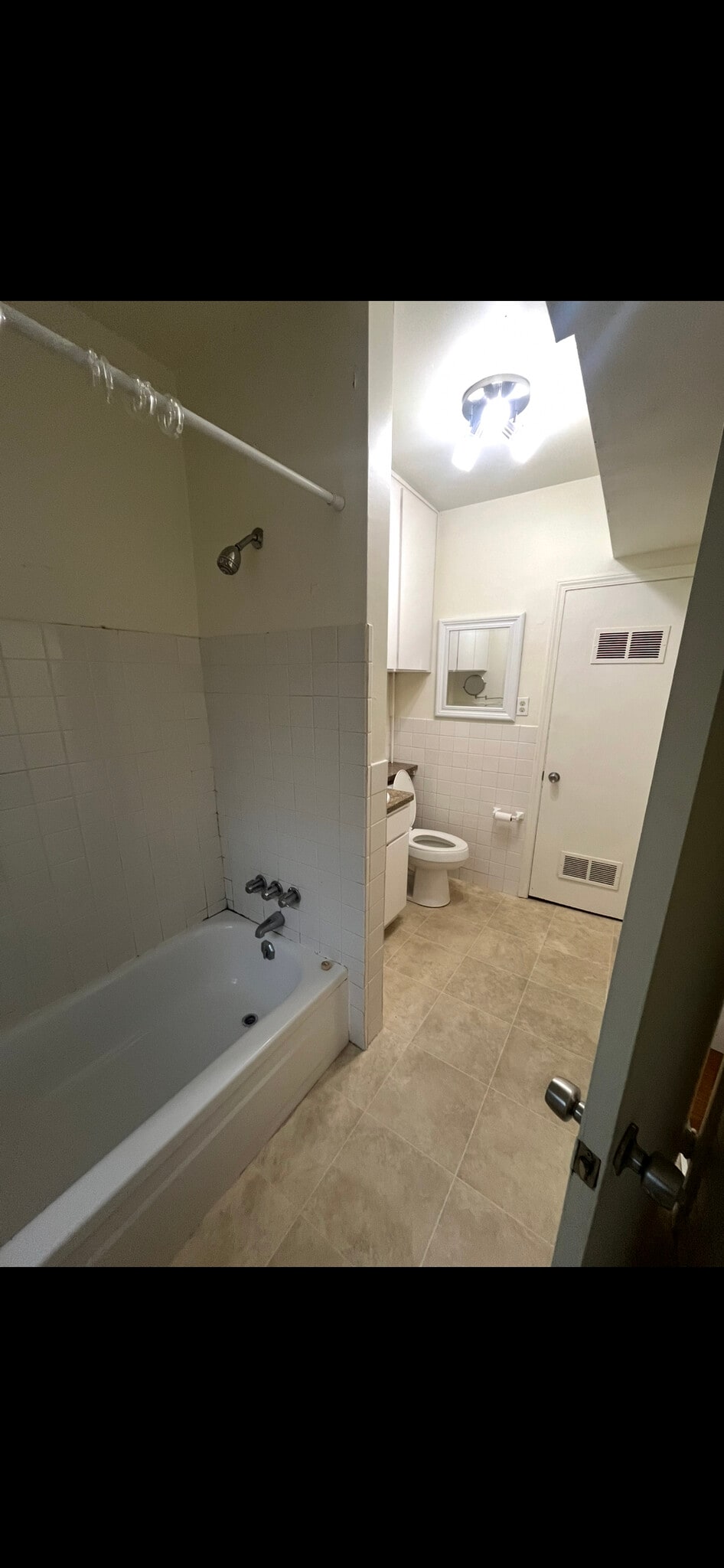 Large bathroom - 2004 E 125th St