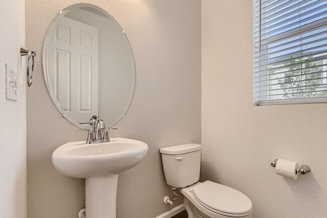 Building Photo - Stunning 3 Bed 2 1/2 Bath in Aurora!