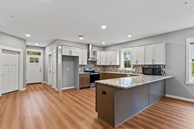 Building Photo - Luxury 3 Bed, 2.5 Bath - Townhome - AVAILA...