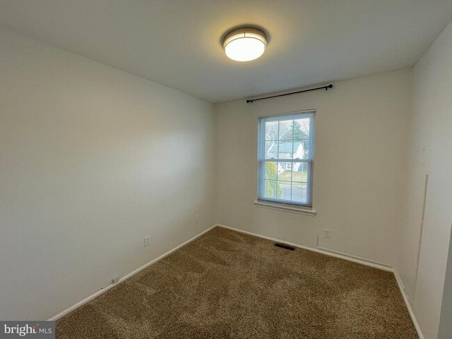 Building Photo - 7 N Hill Dr