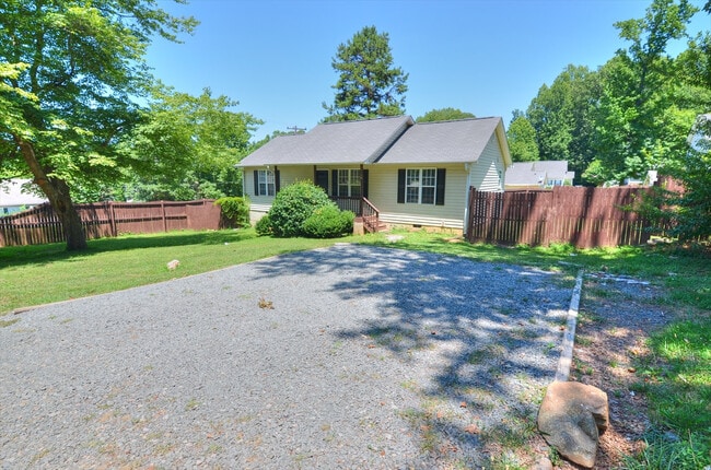 Building Photo - Three Bedroom House in Hillsborough - Available August 8th!