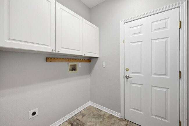 Building Photo - Spectacular Stonegate Living! Gorgeous 3-Bed Corner Finished Basement, Wet Bar, and Custom Marble...