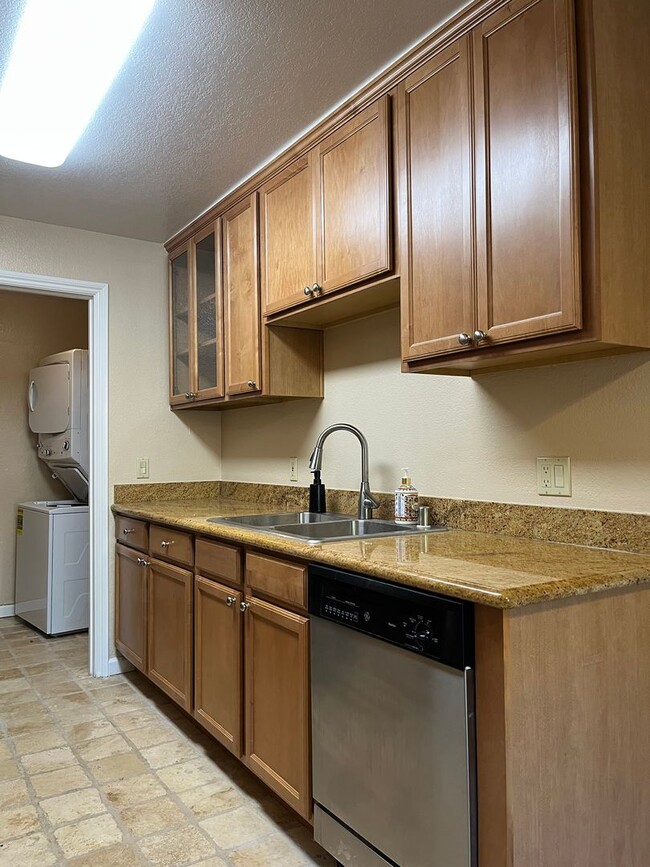 Building Photo - 2 Bedroom Condo in Quiet, Gated Community