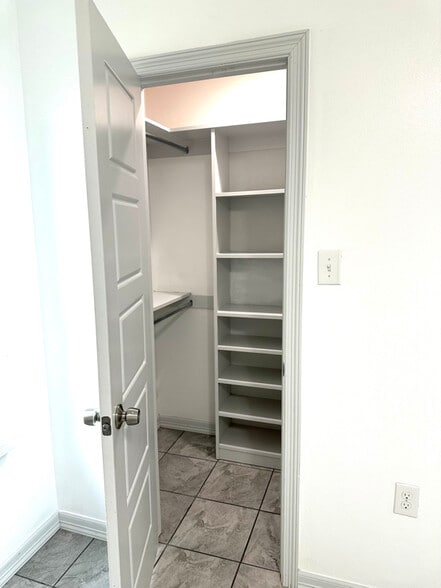 Building Photo - 325 Clemente Ave