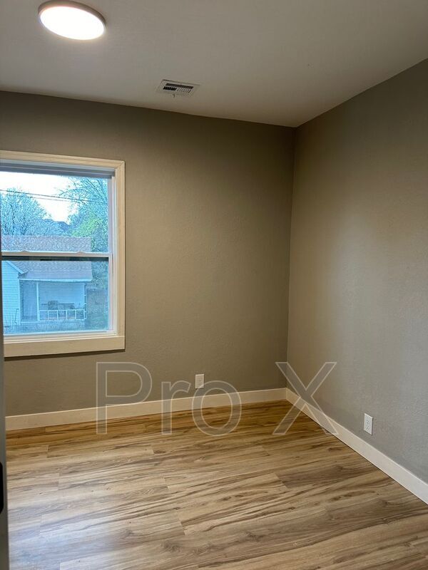Building Photo - 125-127 S Connor Ave