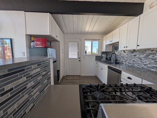 Building Photo - Adorable 2 bedroom 1 bathroom home *** FIRST MONTH DISCOUNTED RENT**