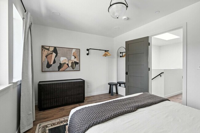 Building Photo - 925 NE 23rd Ave