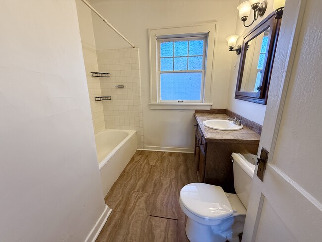 Building Photo - 834 Malvern Ave