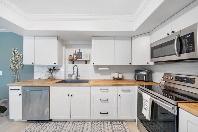 Building Photo - 232 Wellesley Dr