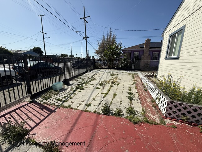Building Photo - 10724 Bancroft Ave
