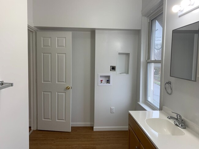 Building Photo - Video in Photos-2 Bedroom Home Near Farquhar Park-York City SD