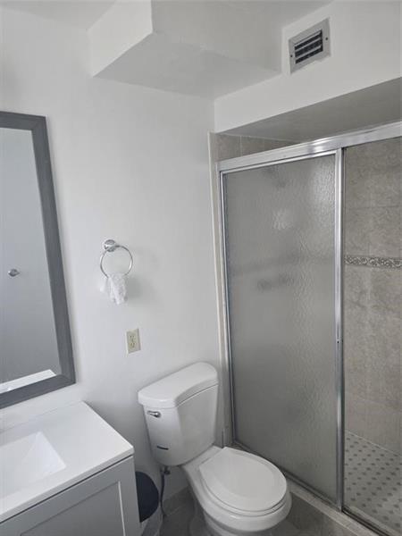 Building Photo - 2800 Somerset Dr