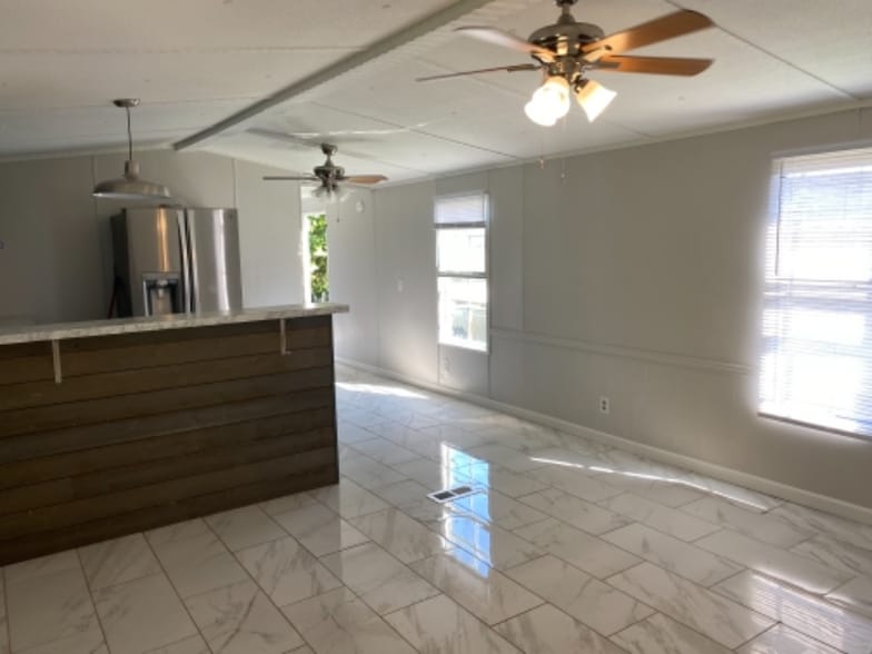 Building Photo - 833 Lovell Rd