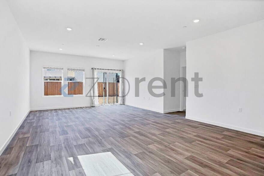 Building Photo - 6173 E Robinson Ave