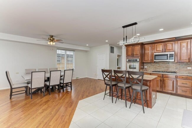 Building Photo - 4544 N Oriole Ave