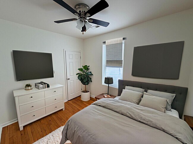 Building Photo - 1322 W 57th St