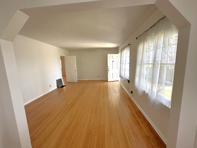 Building Photo - 409 W Ellis Ave