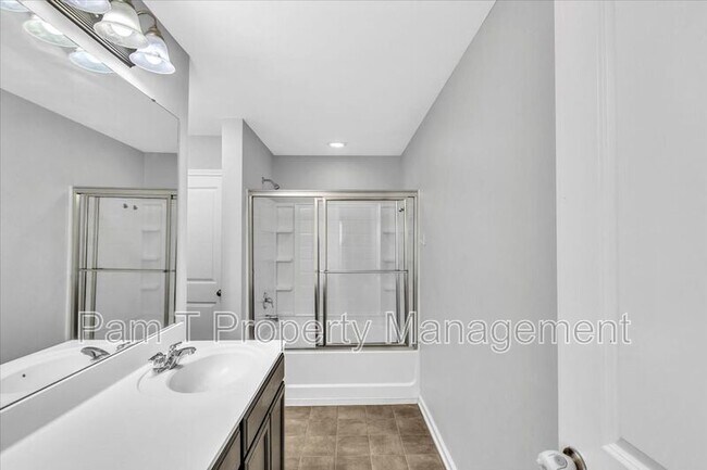 Building Photo - 213 Cromer St