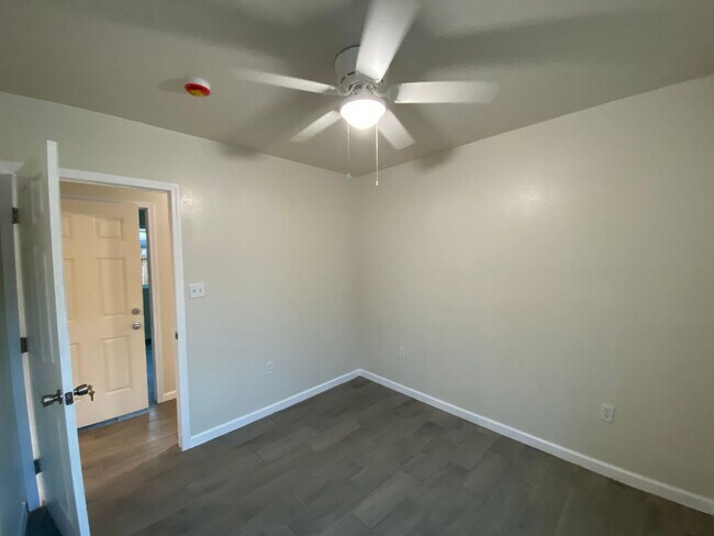 Building Photo - Charming 2 BD 1 BA House in Central SW Bakersfield