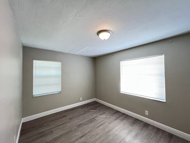 Building Photo - Charming Renovated 2 Bedroom, 1 Bathroom Home in Prime Ocala Location! Lawn Care Included!!