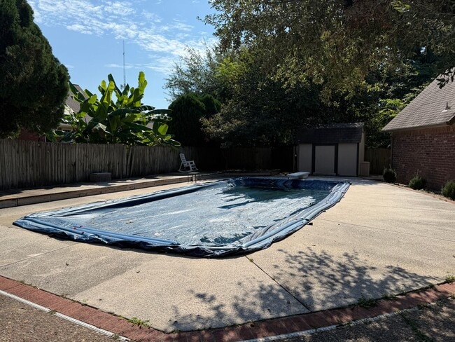 Building Photo - Luxury 4 Bed Home with Bonus Rooms and Pool