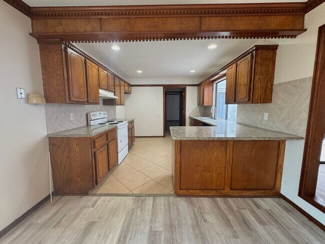 Building Photo - 3 Bed 2 bath!