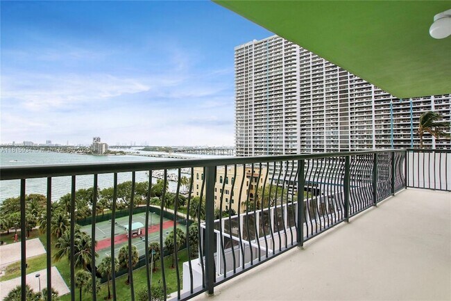 Building Photo - 1756 N Bayshore Dr