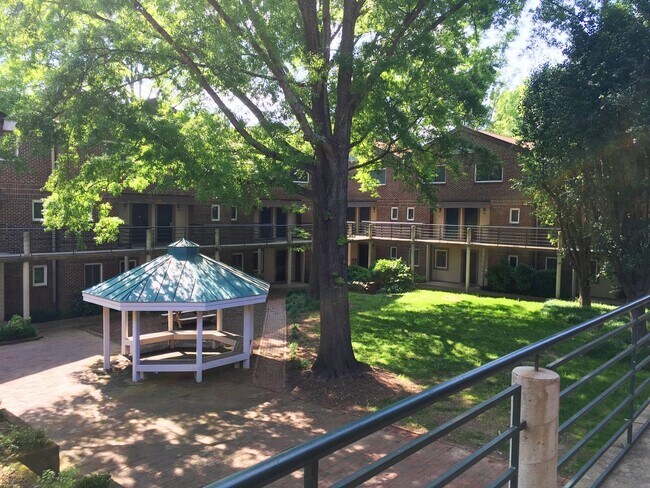 Building Photo - Updated 2br 2ba End Unit in Chancellor Squ...