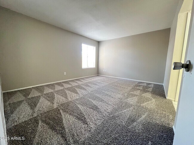 Building Photo - 1927 E Hampton Ave