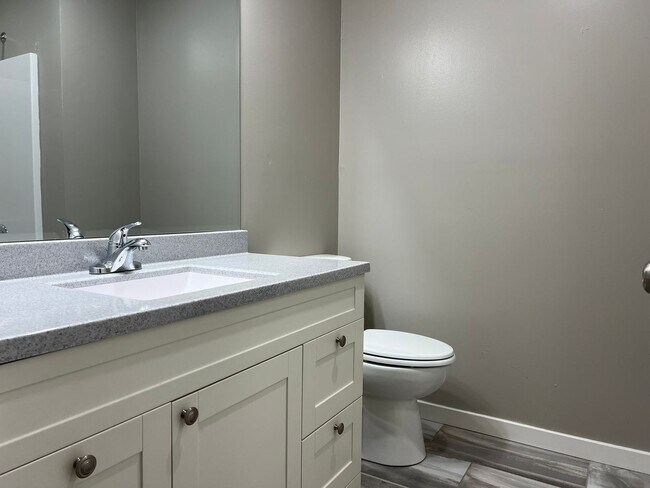 Building Photo - Recently Remodeled 3 Bed / 2 Bath near Mercy Hospital