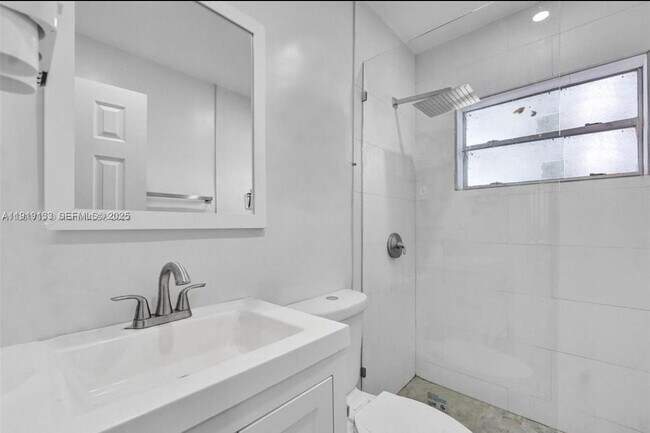 Building Photo - 685 SW 7th Terrace