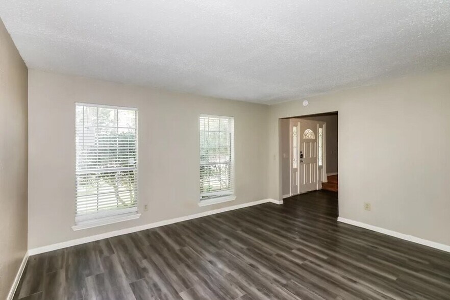 Building Photo - 16110 Sweetwater Creek Dr