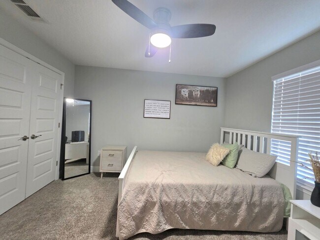 Building Photo - Splendid 3 Bed/2.5 Bath Home