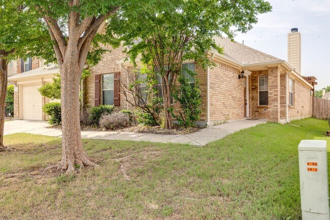 Building Photo - Great location. 4 bedrooms plus an office!