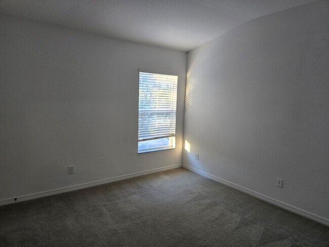 Building Photo - 2 bedroom 2.5 bath townhome