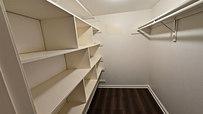 Building Photo - 7400 Bellerive Dr