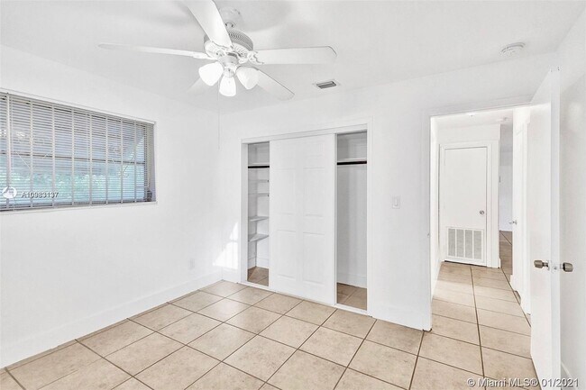 Building Photo - 11652 NE 11th Pl