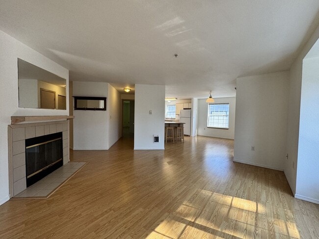 Building Photo - Spacious 3 bed 1.75 bath top floor unit in Des Moines