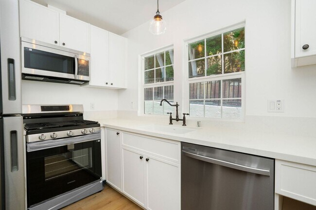 Interior Photo - 2053-2067 N. Argyle Ave