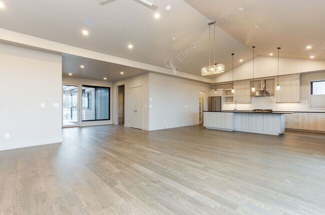 Building Photo - Exquisite Tetherow Living with Resort Memb...