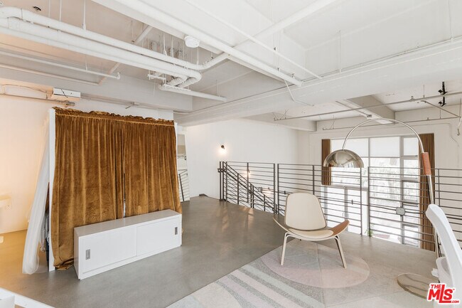 Building Photo - 1130 Flower St