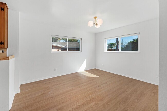 Building Photo - Lovely Allied Gardens Single Family House.