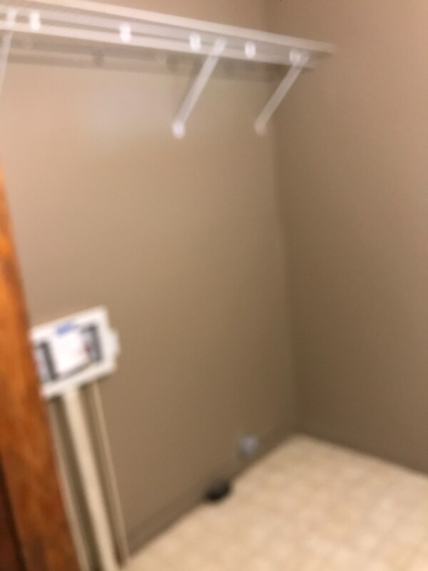 Building Photo - 701 Oak St